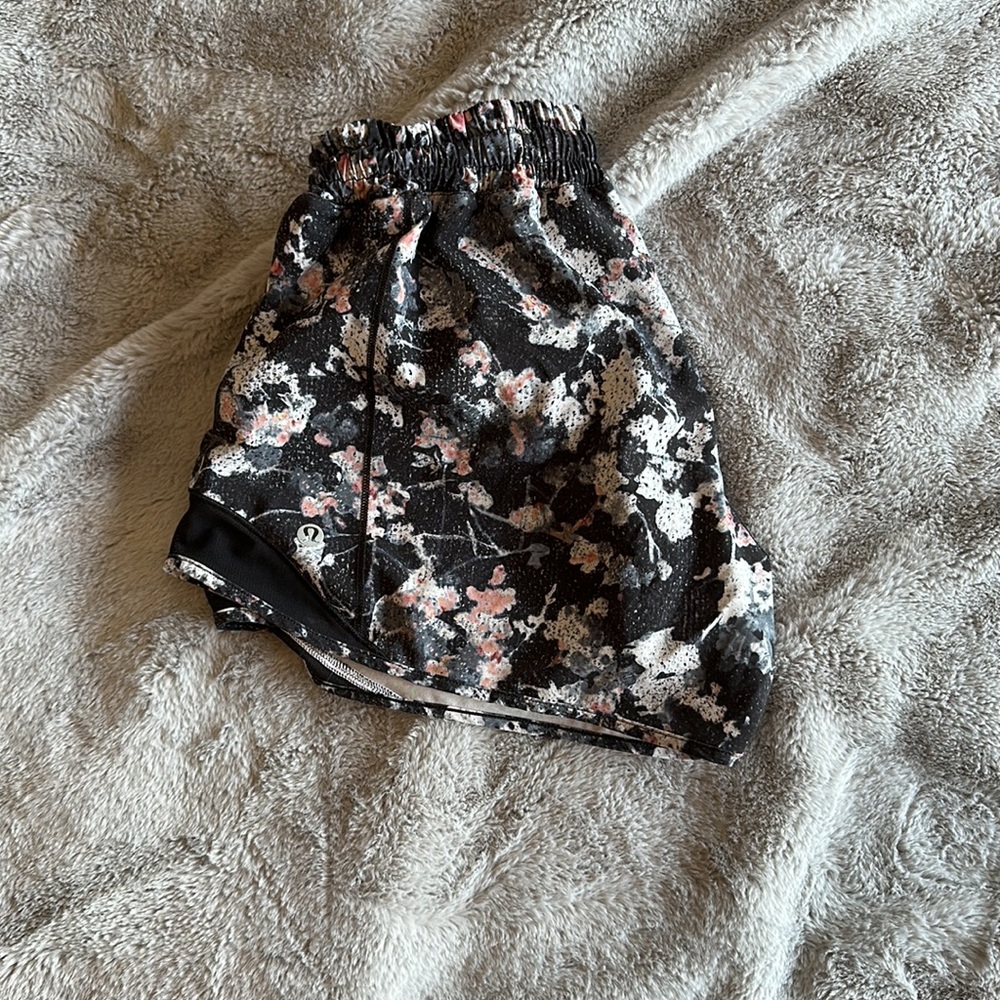 Low rise hotty hot short